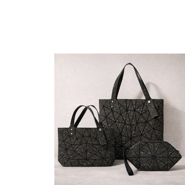 木雕森林 凡購買黑色款肩揹包或筆電包一個(市價1,680元)即贈黑色款六角包一個(市價590元)